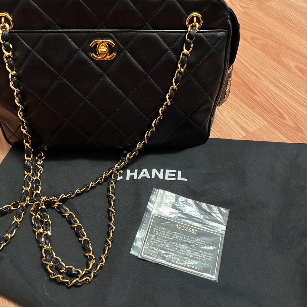 Chanel Black Quilted Shoulder Bag with Gold Chain - Picture 5 of 10